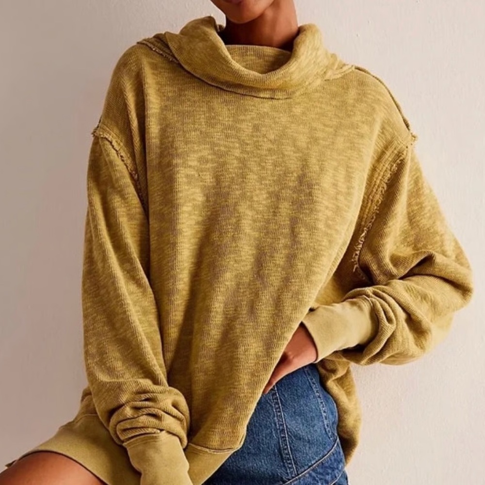 FREE PEOPLE Timmy Turtleneck Oversized Sweater in Moss
Size S